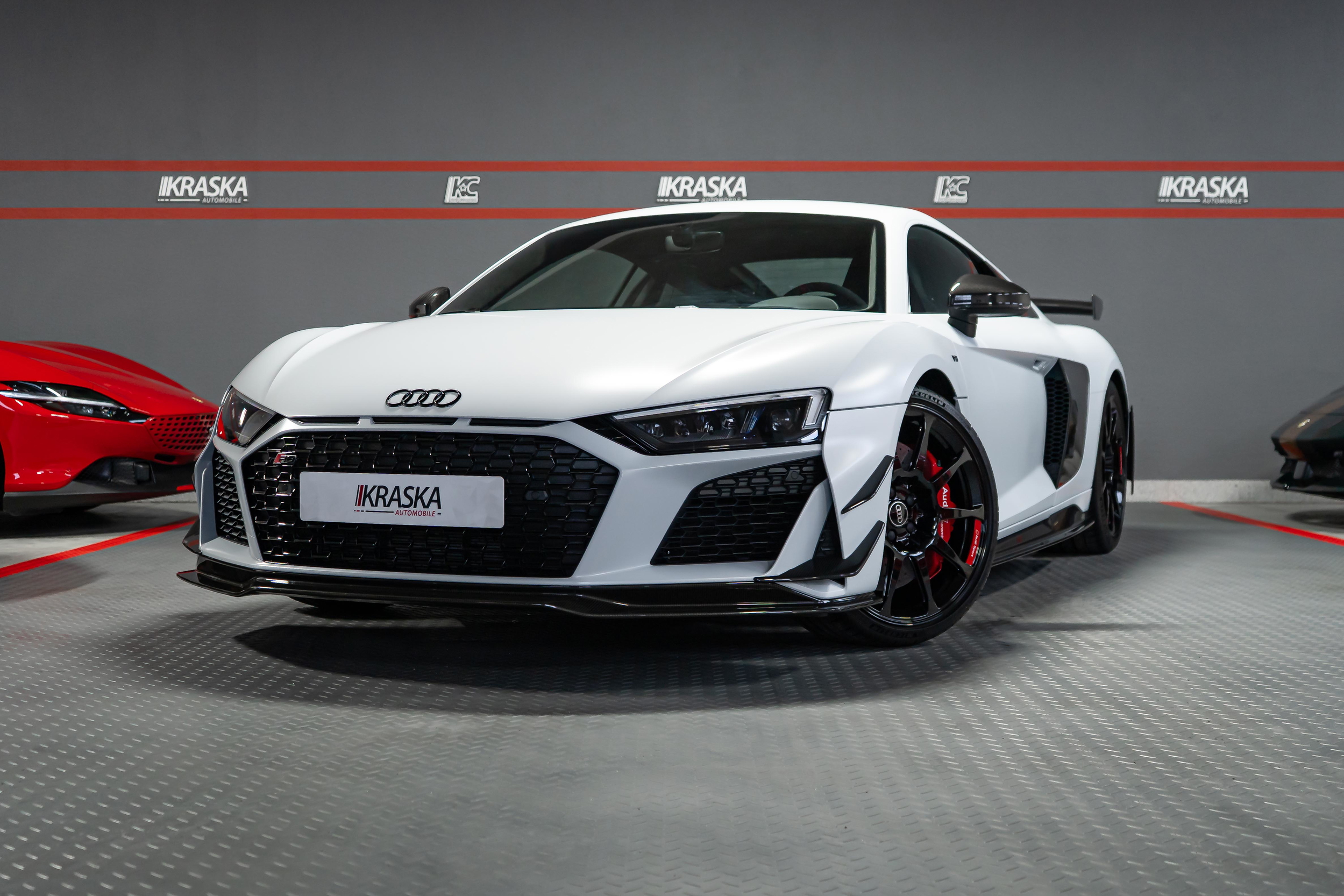 Audi R8 GT in Suzukagrau im Showroom von Kraska Automobile