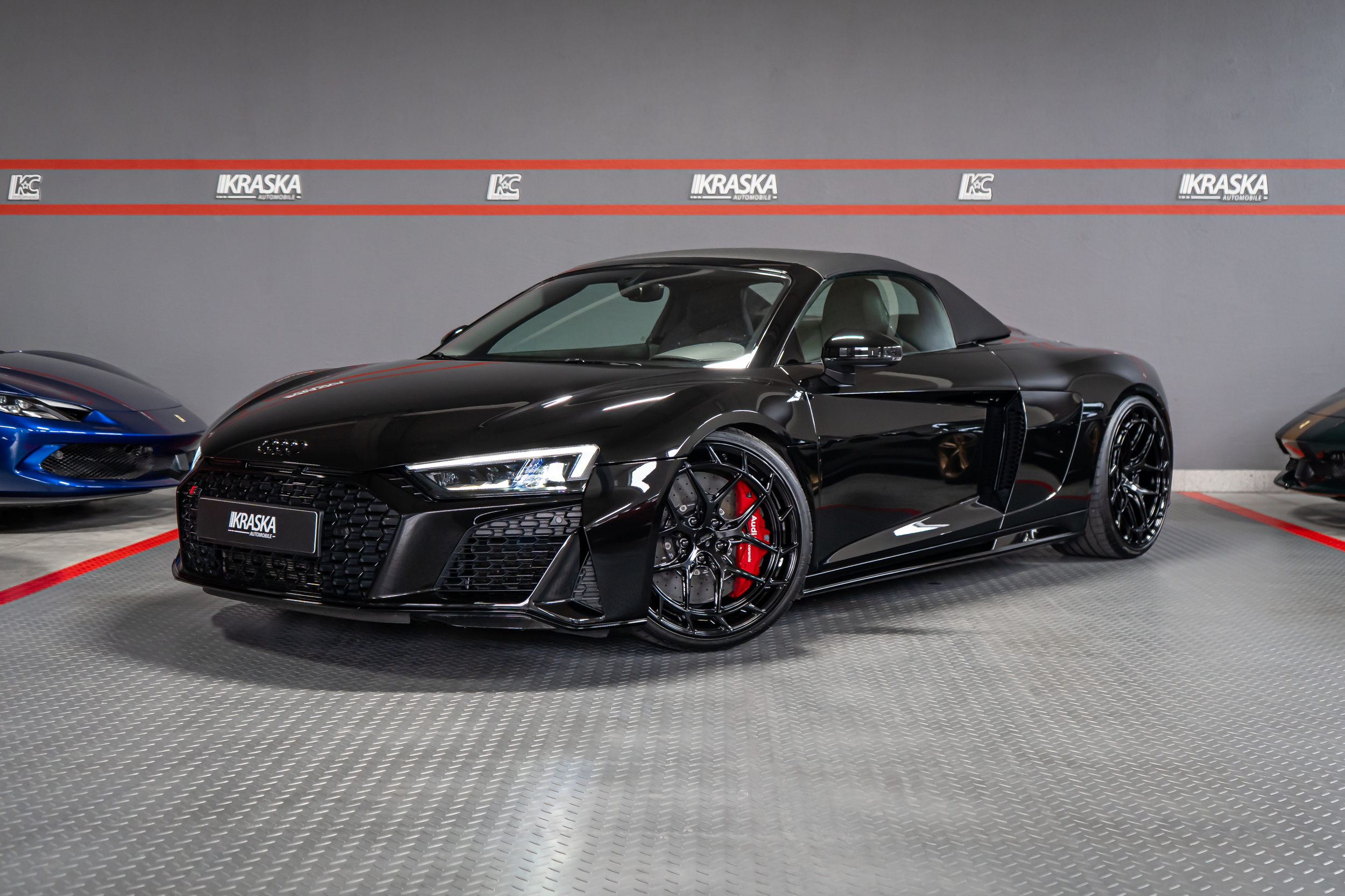 Audi R8 Spyder in Schwarz im Showroom von Kraska Automobile