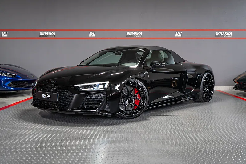 Audi R8 Spyder in Schwarz im Showroom von Kraska Automobile