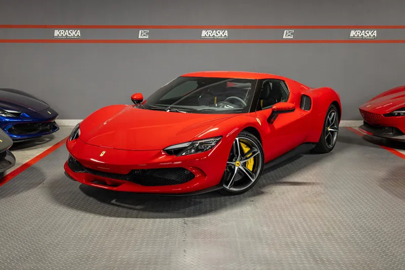 Ferrari 296 GTB in Rosso Corsa im Showroom von Kraska Automobile