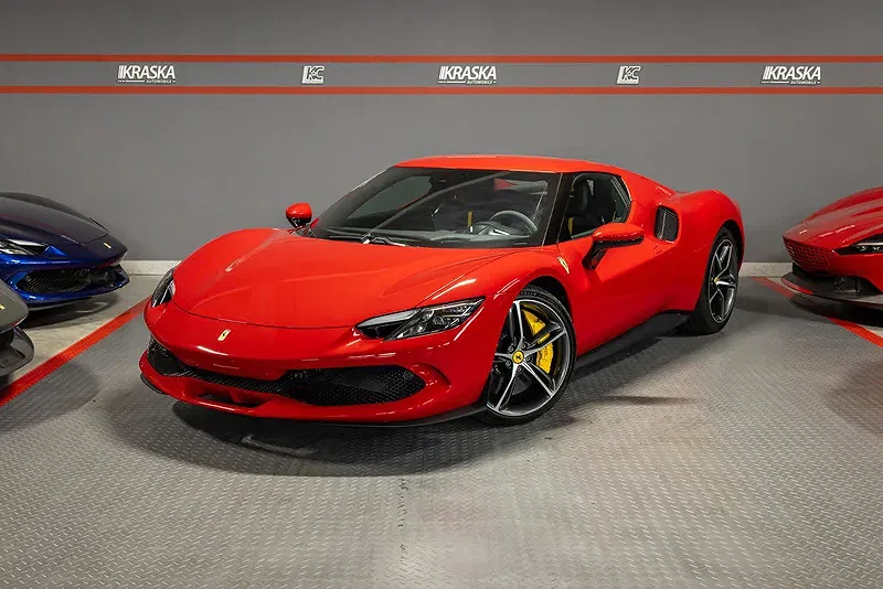 Ferrari 296 GTB in Rosso Corsa im Showroom von Kraska Automobile