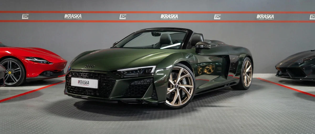 Porsche 911 in Showroom-Umgebung